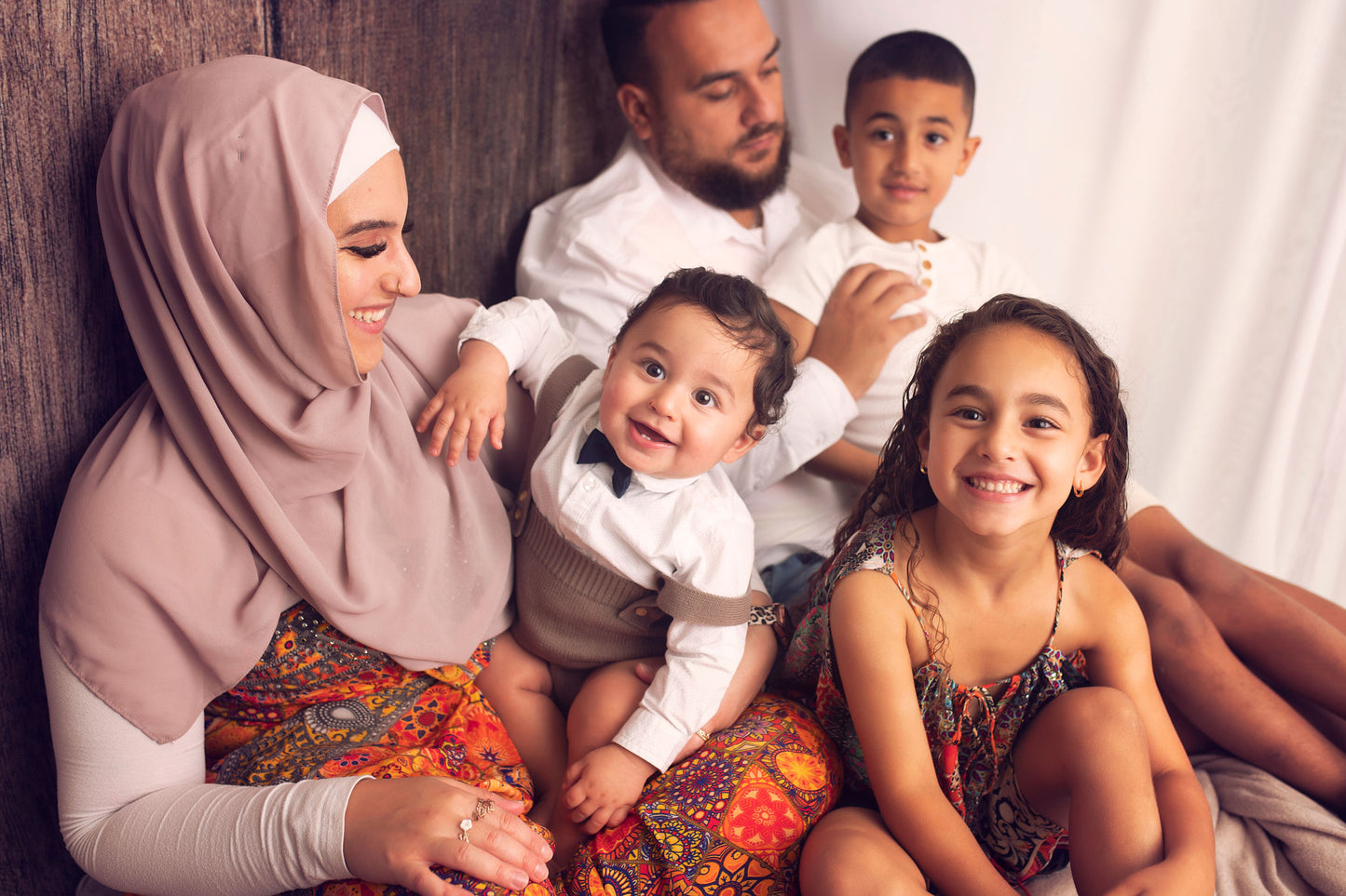 4 childrens with their parents smiling